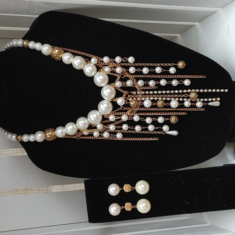 Source Unknown Pearl and Gold-Tone Fringe Necklace with Matching Earrings